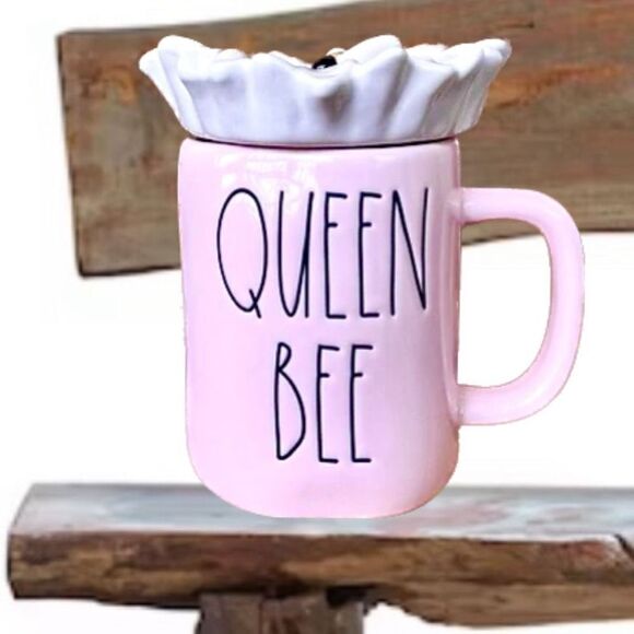 NWT Rae Dunn Gorgeous QUEEN BEE Pink White Yellow Black Mug with Lid Daisy Toppe - Picture 1 of 12
